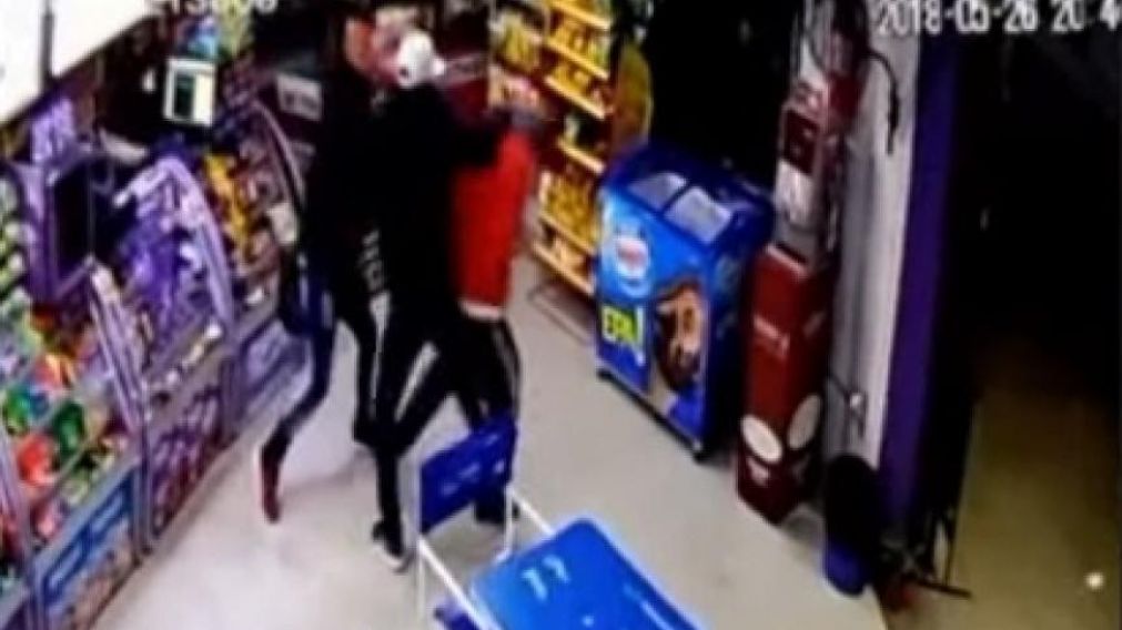El asalto qued� registrado por las c�maras de seguridad. (Captura).