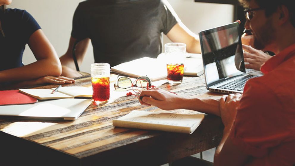 Ilusión óptica de cabezas "trasplantadas" se hace viral en las redes sociales