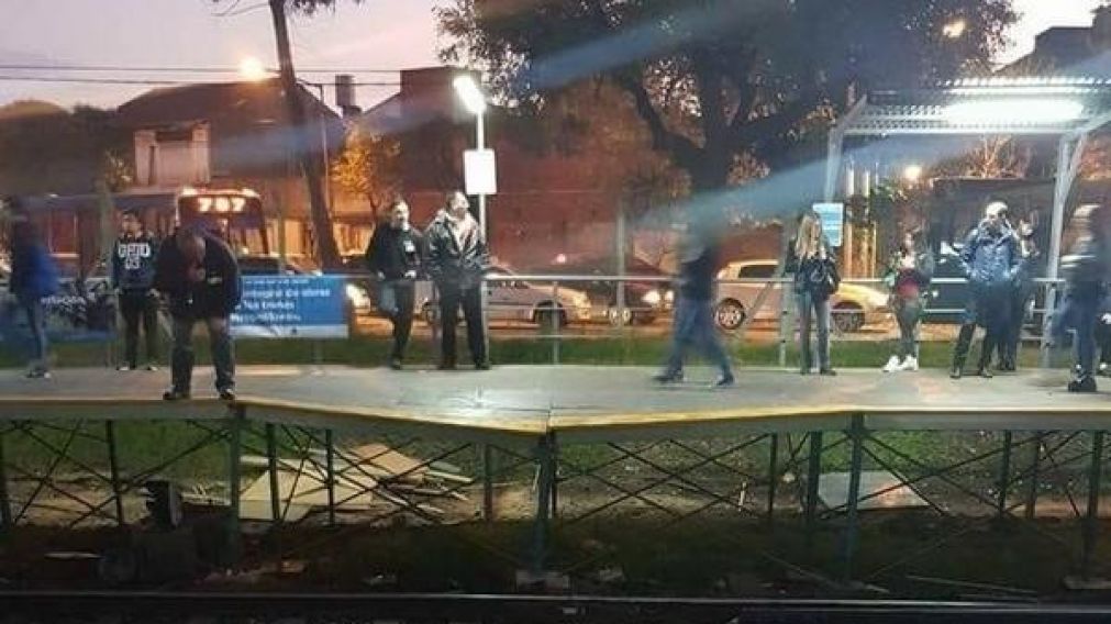 Los andenes se hundieron debido a las precarias estructuras. (Twitter).