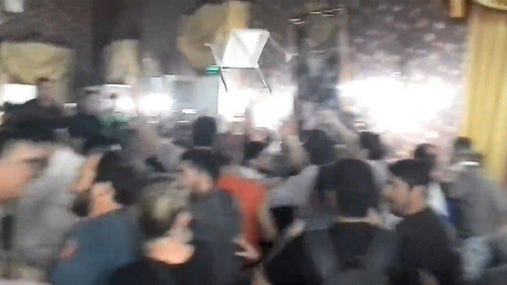 Momento en que volaron sillas cuando se aprobó el Pacto Fiscal en Mercedes.
