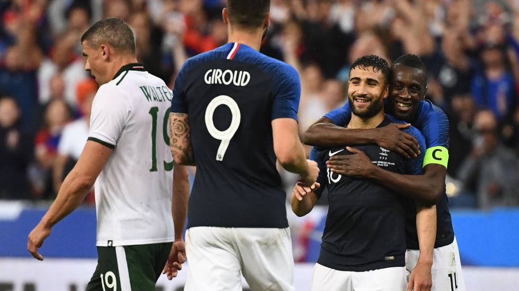 Giroud, autor del 1-0, va a felicitar a Nabil Fekir, que marc� el 2-0 (AFP). 