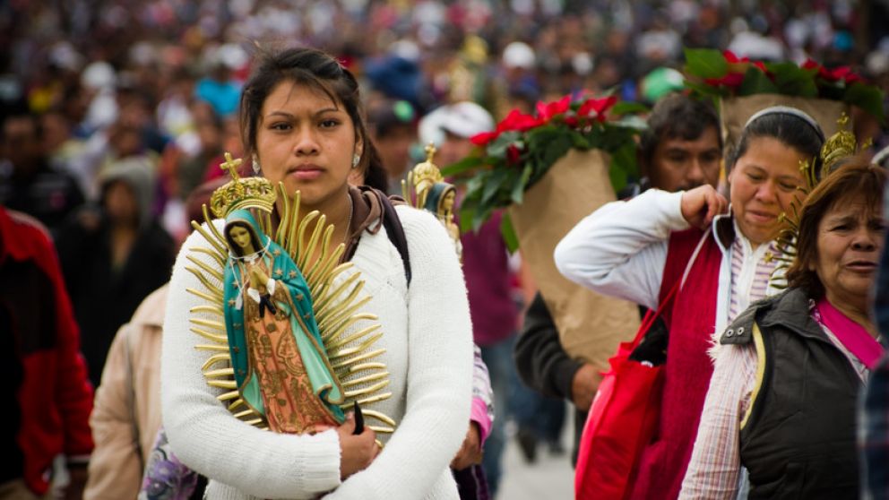 Una mujer sostiene una estatua de la Virgen María, Ciudad de México (México).