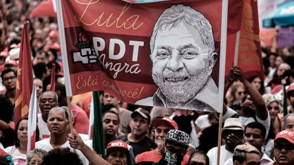 Masiva manifestación de seguidores de Lula en el día en que se confirmó su precandidatura.