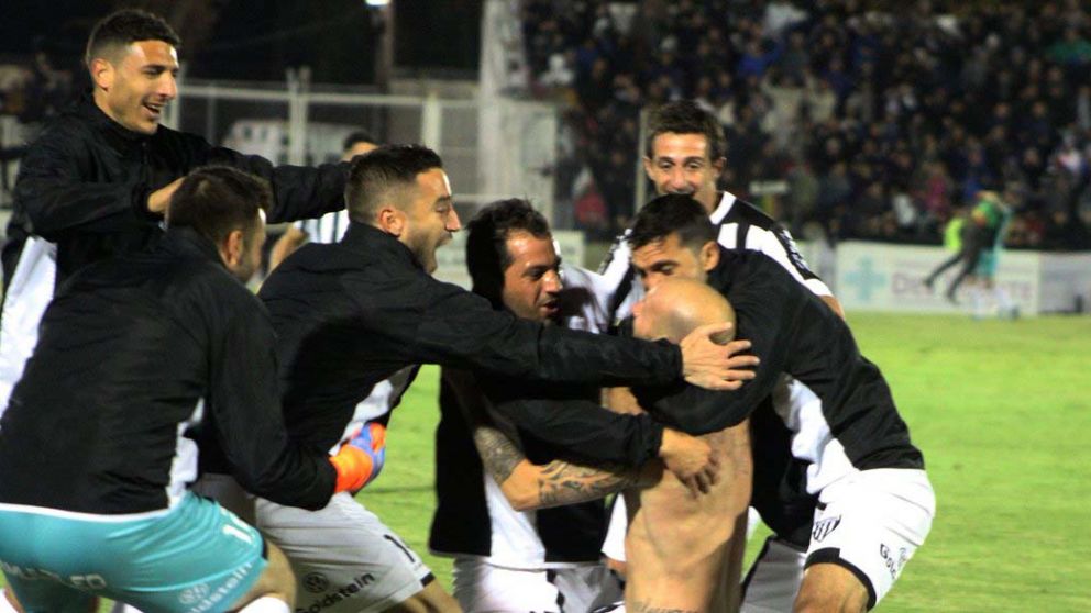 El festejo alocado de los mendocinos tras el gol que le dio el ascenso (Prensa Gimnasia)