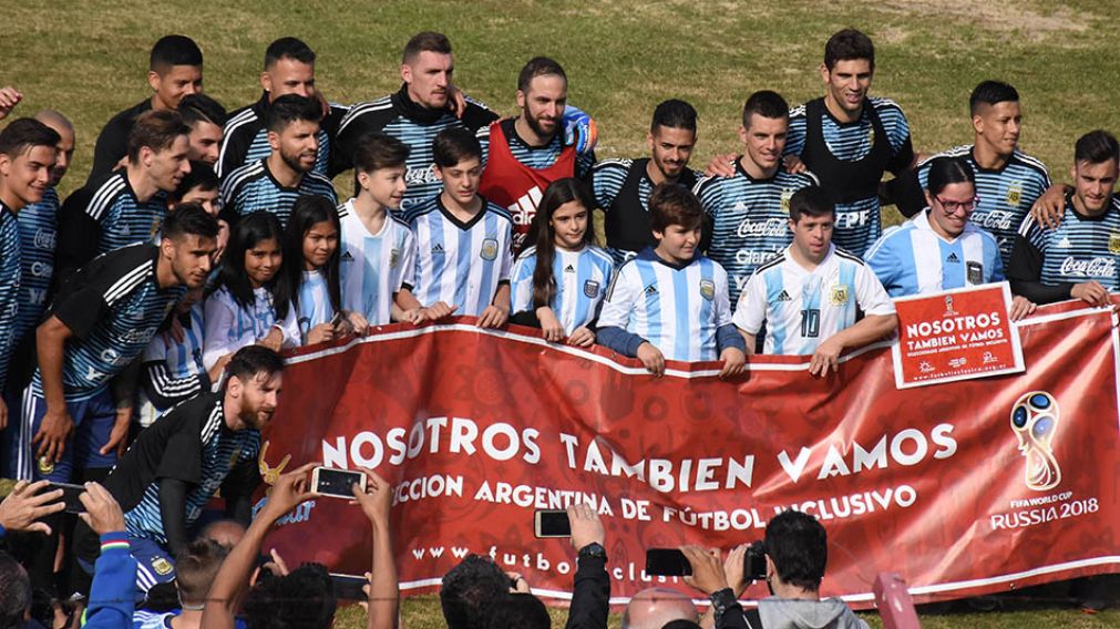 Meza y Ansaldi, dos de los debutantes en mundiales con la selección "felices" con el cariño de la gente.
