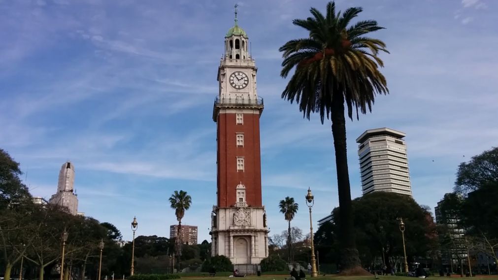 El OVNI sobrevoló el reloj de los ingleses en Plaza San Martín.