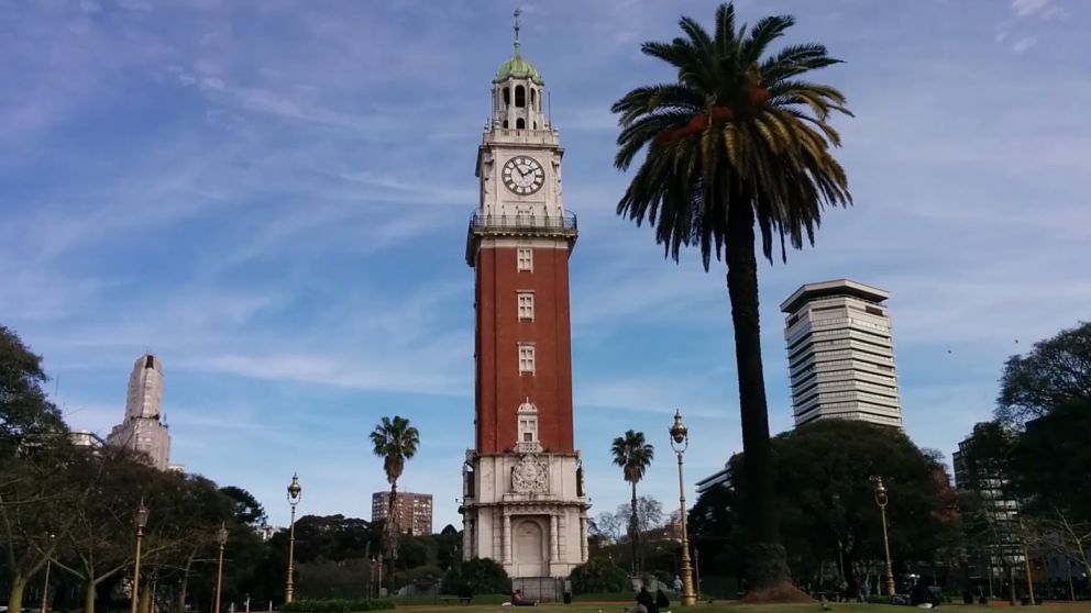 El OVNI sobrevoló el reloj de los ingleses en Plaza San Martín.