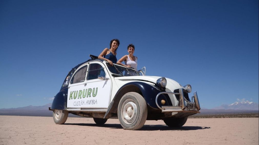 Adriana y Luisina. a bordo del Citroen que les permitió cumplir el sueño.