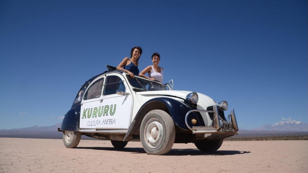 Adriana y Luisina. a bordo del Citroen que les permitió cumplir el sueño.