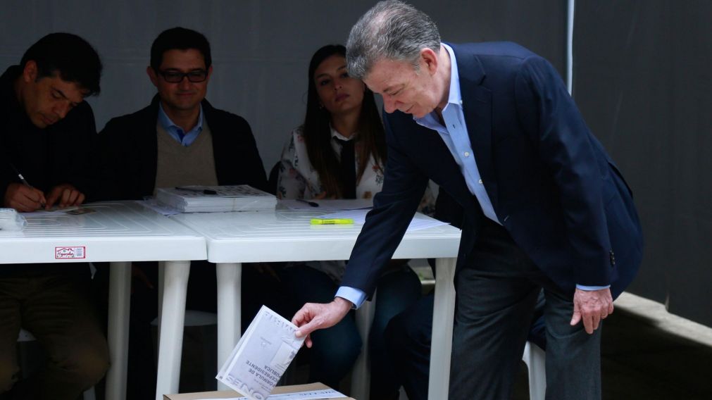 El presidente voto en frente de la casa de gobierno.