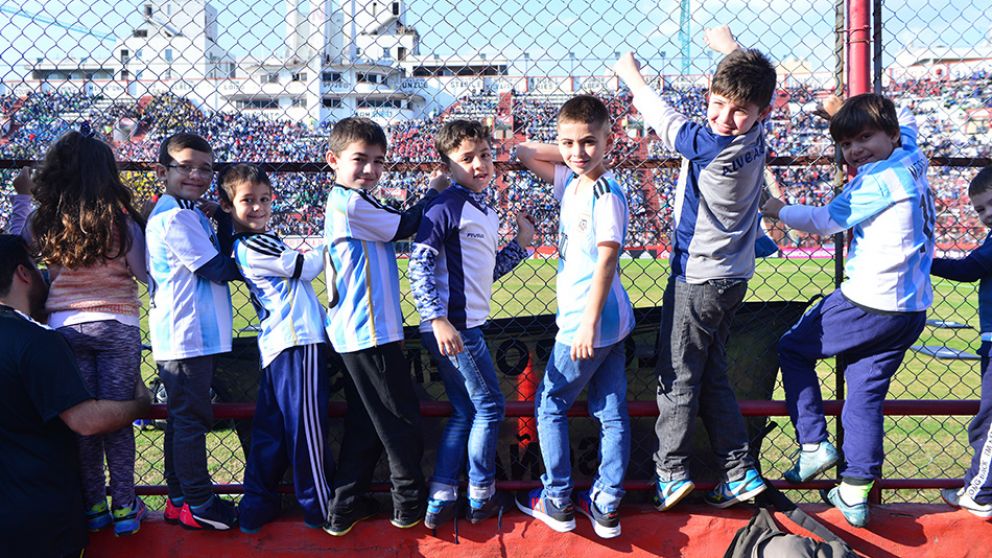 Los chicos felices por poder ver a Messi en la cancha. (Jonatan Moreno/Diario Crónica)