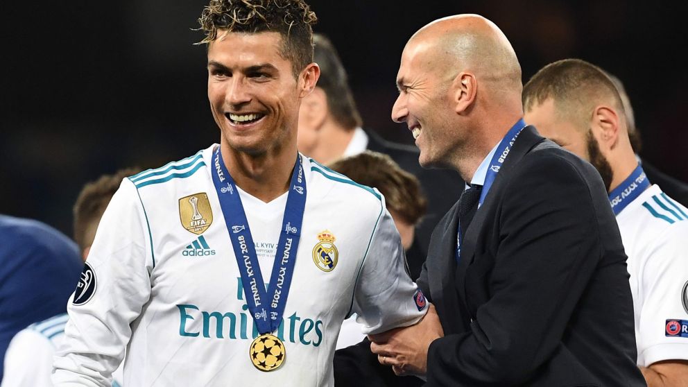 Zizou con Cristiano, tras la obtención de la copa (AFP).