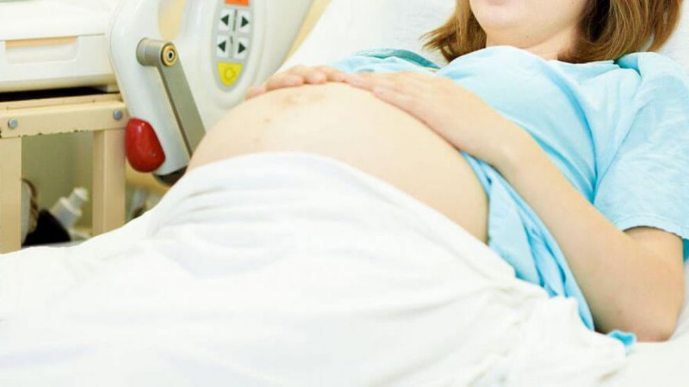 La mujer necesitaba un aborto pero en realidad tenía dos kilos de droga en su vagina. (twitter)