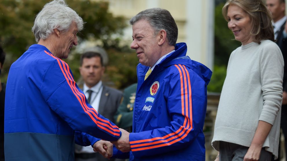 Santos junto a Pekerman, en la despedida del presidente a la selección colombiana (AFP).