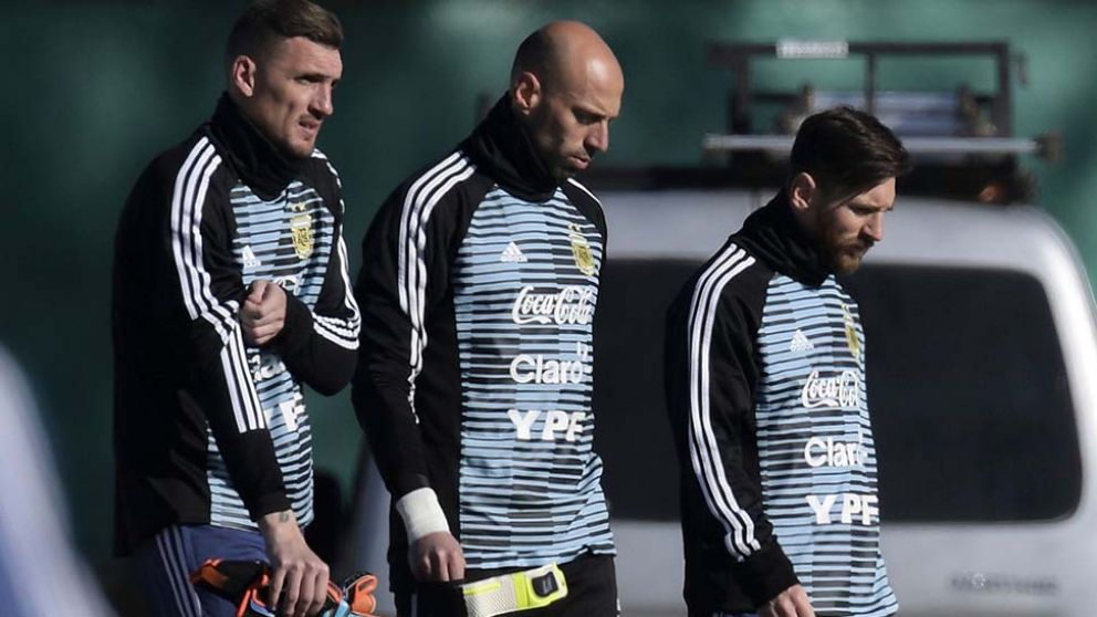 Armani, Caballero y "Leo". (AFP)