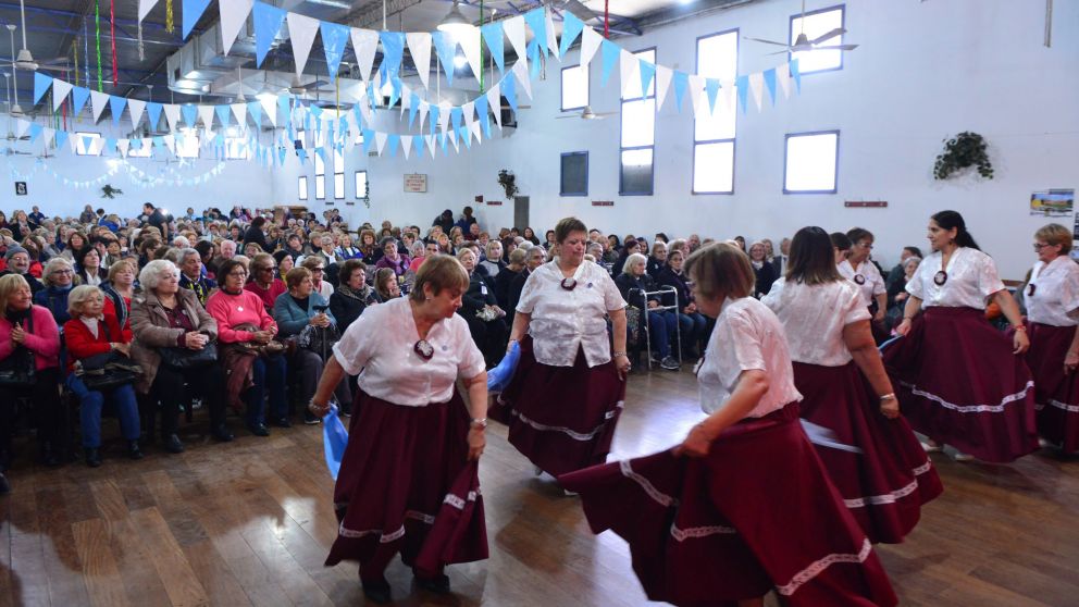 Los bailes tradicionales argentinos fueron disfrutados por los presentes (Jonatan Moreno - Diario Crónica)