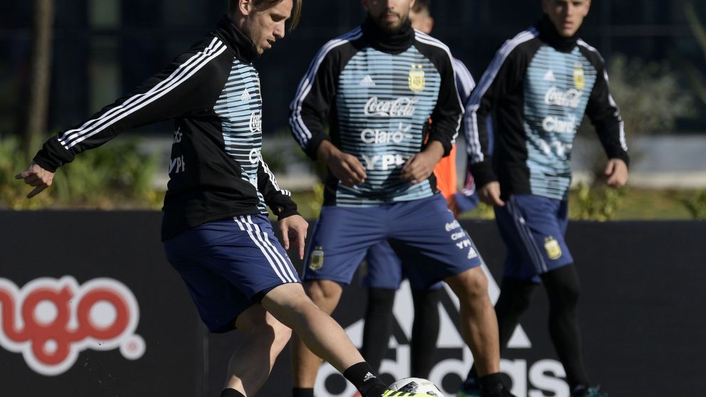 Lucas Biglia, en un momento de la practica (AFP).