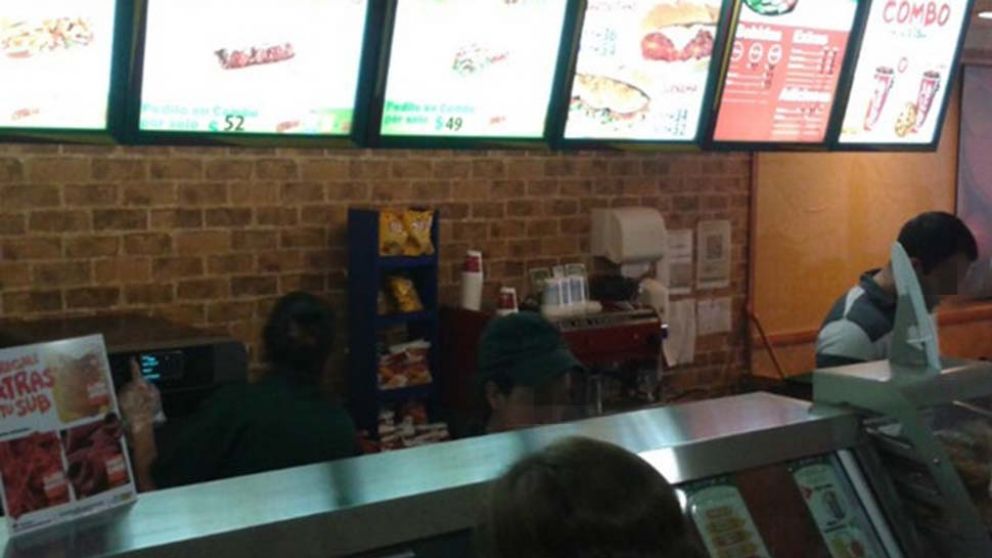 Comió sándwich y mitad de cucaracha en famosa cadena de restaurantes