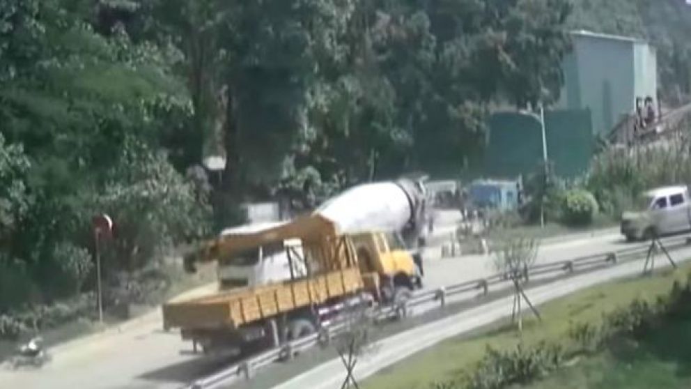 El doble accidente produjo la muerte del conductor y la internación del cicilsta