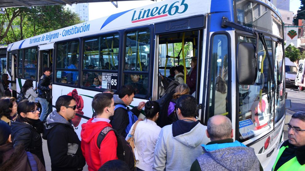 Estación Villa del Parque. Por obras, pasajeros del San Martín llegan tarde a su trabajo. (Télam)
