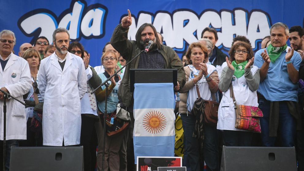 Baradel respaldó a los docentes en la Marcha Federal de la Educación (Télam).