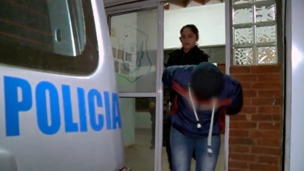 Así llevaban detenidos a uno de los integrantes de la banda ATR.