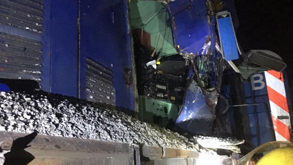 El camión transportaba "canto rodado" el cual quedó sobre la formación.