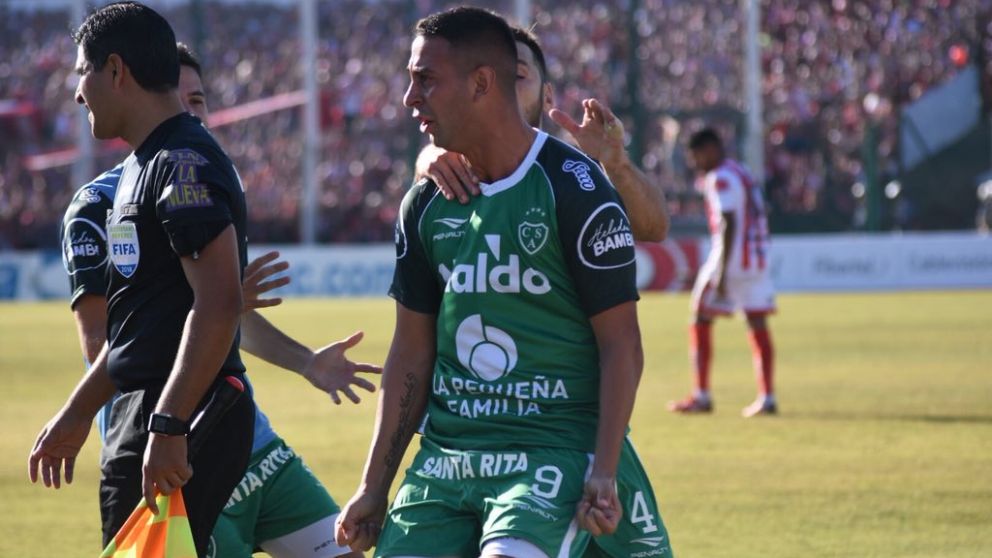 Miracco festeja el gol de penal que le da la ventaja parcial a Sarmiento.