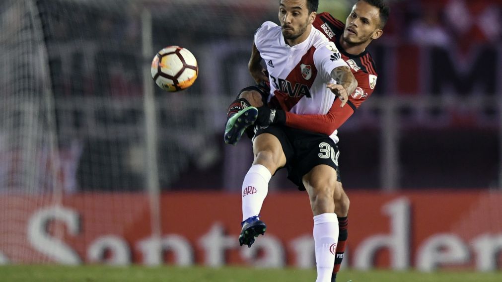 Scocco, defendiendo la pelota (AFP).