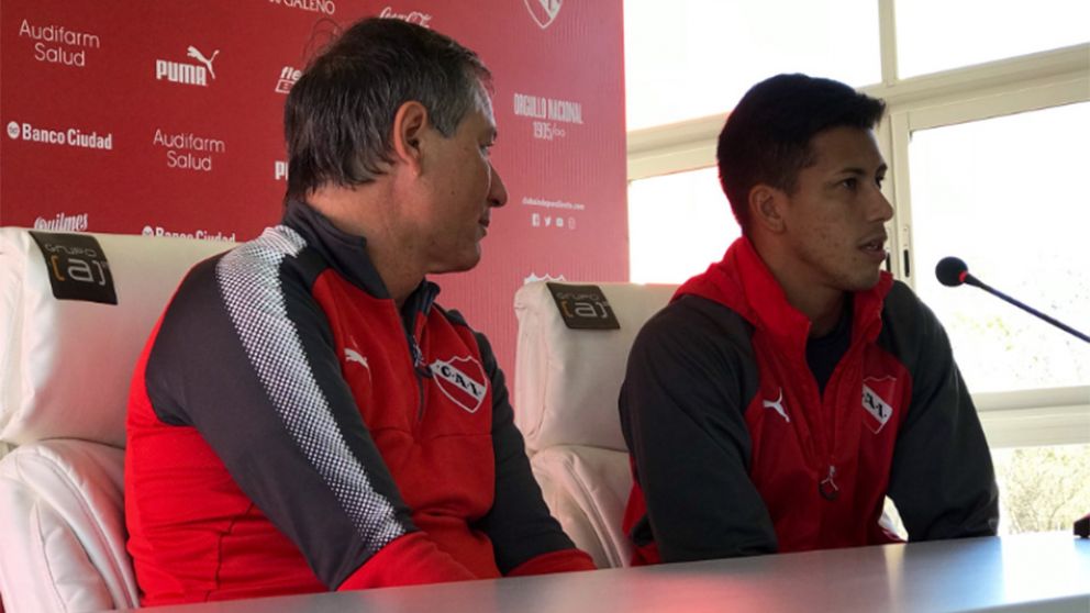Holan y Meza, durante la conferencia de prensa tras la práctica del Rojo. (@Independiente)