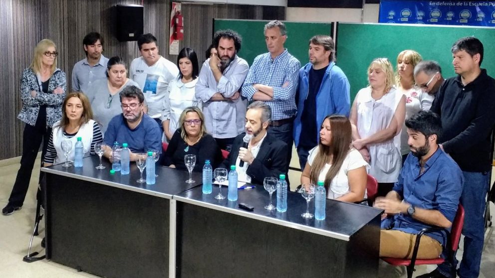 Eduardo López comunicando la medida (@AGN2016).