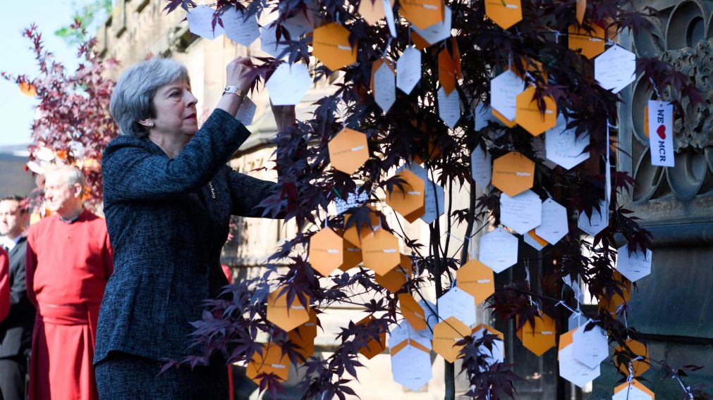Theresa May dejó su mensaje en el "árbol de la esperanza". (AFP)