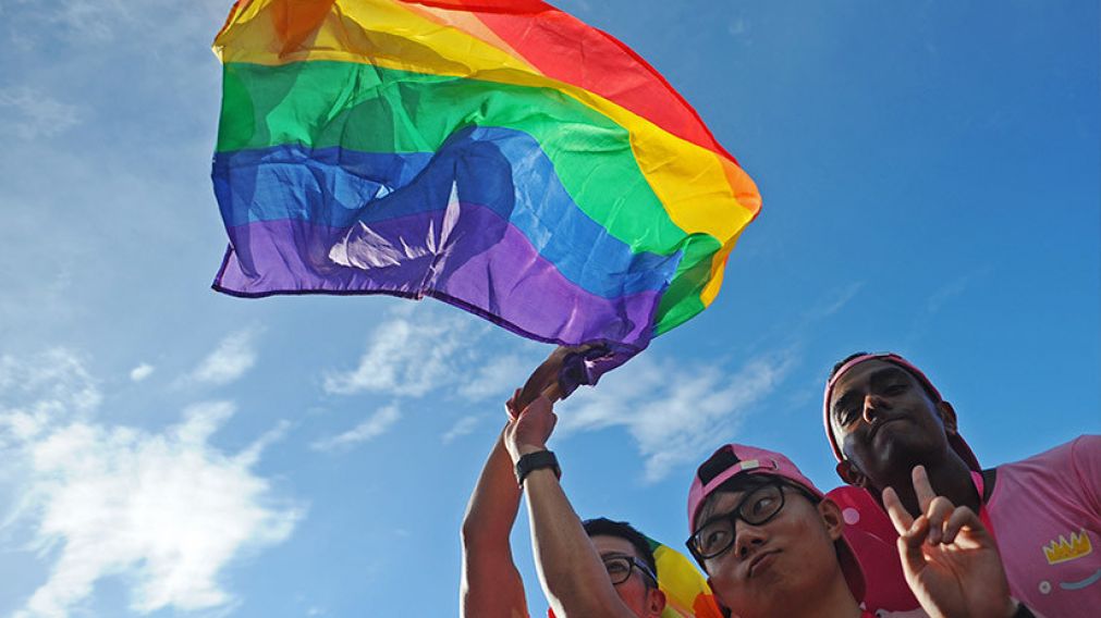 Un candidato confundió a la comunidad LGBT con una localidad y paso vergüenza.
