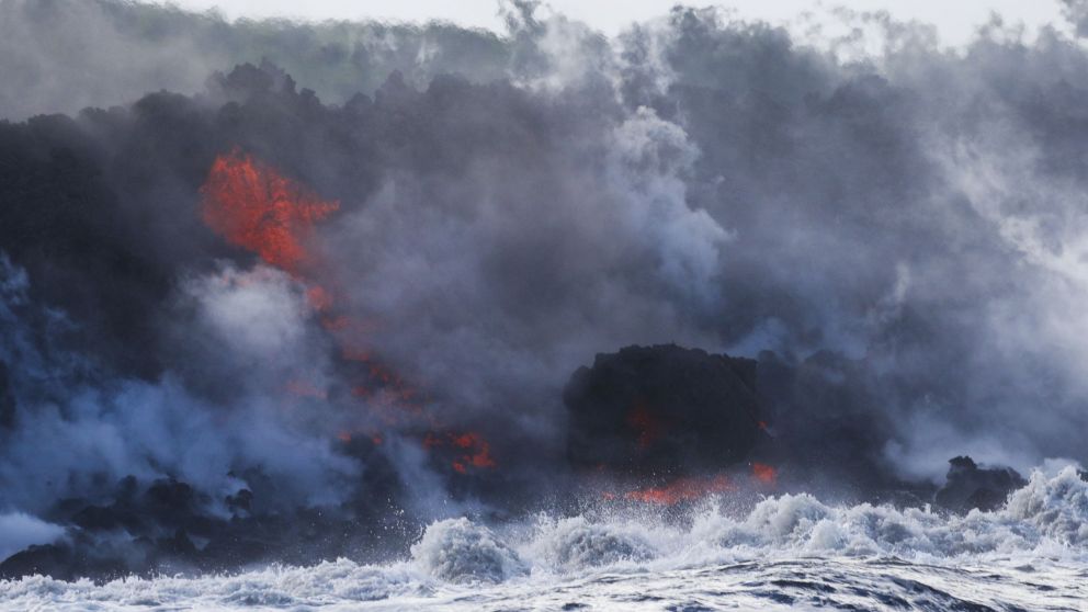 La lava del volcán Kilaeua llegó al Océano Pacífico.