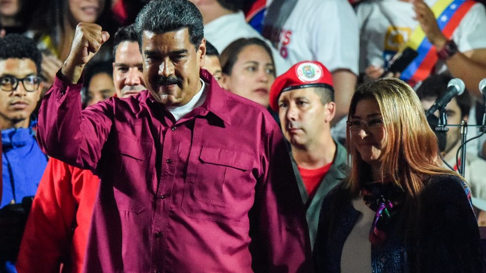 Maduro festejó la victoria con su mujer (AFP).