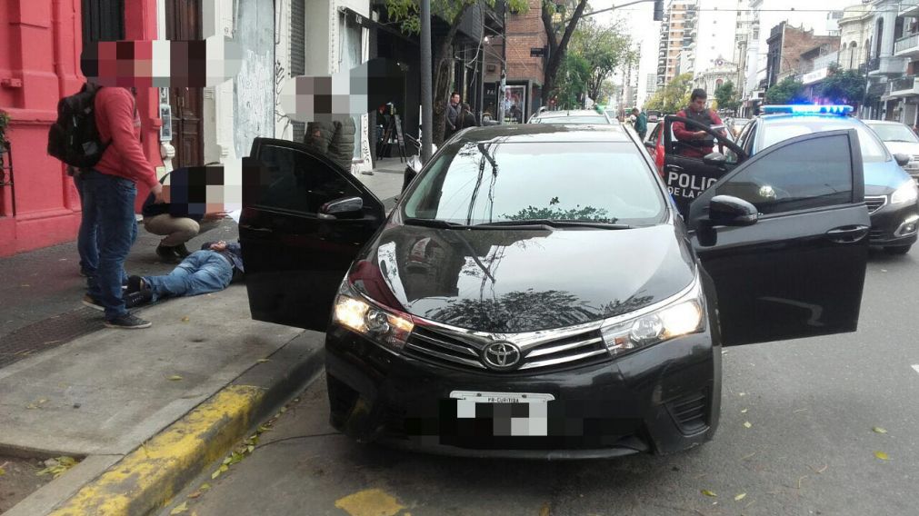 El coche con patente brasilera en el que se movilizaban los delincuentes. 