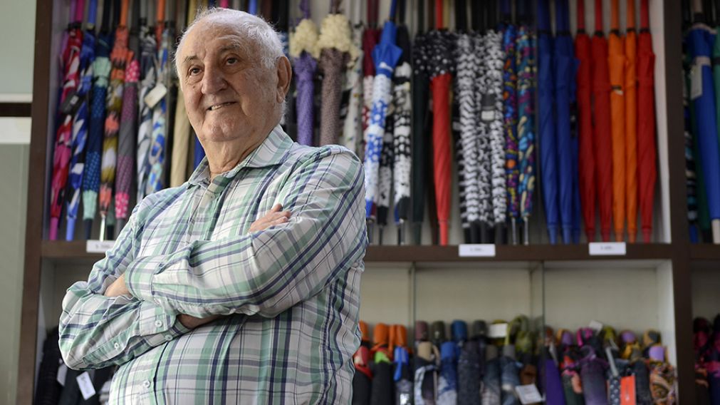 "Muchos de los paraguas que traen son descartables", aseguró Elías en exclusiva a Crónica. (Pérez Re/ Diario Crónica)