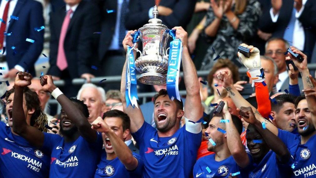 Los "blues", alzando el trofeo.