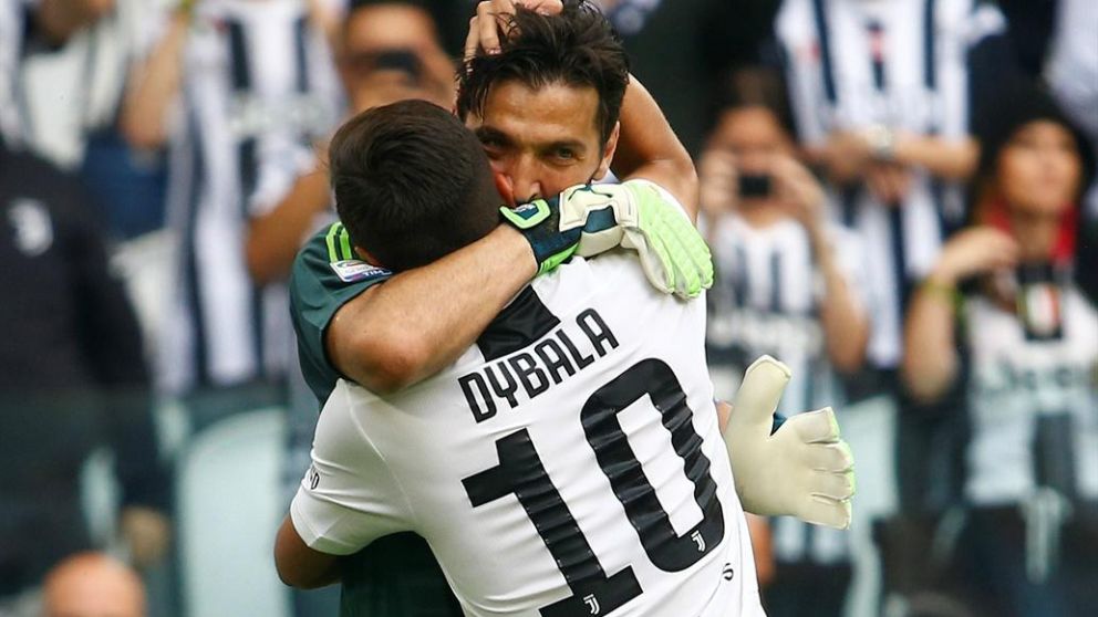 El legendario arquero en su despedida junto a Dybala. (Reuters).