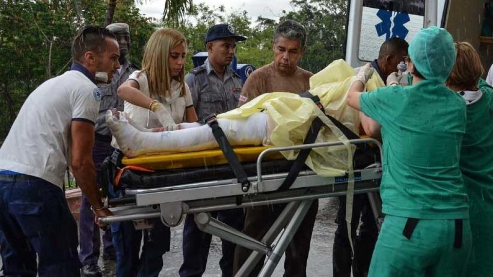 Así se llevaban los sobrevivientes del lugar del accidente. (AFP)