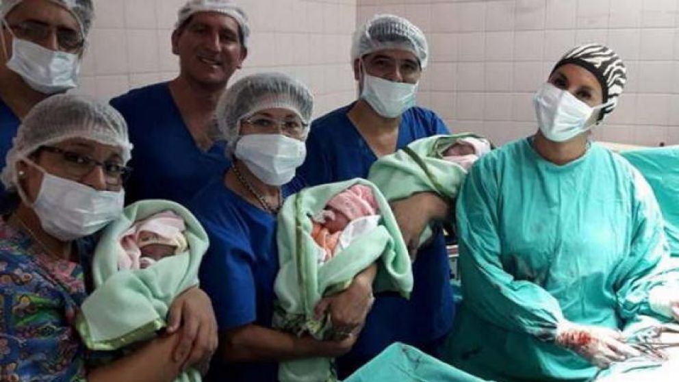 Abigail, Zaira y Naiza, las tres pequeñas en brazos del cuerpo médico que itnervino.