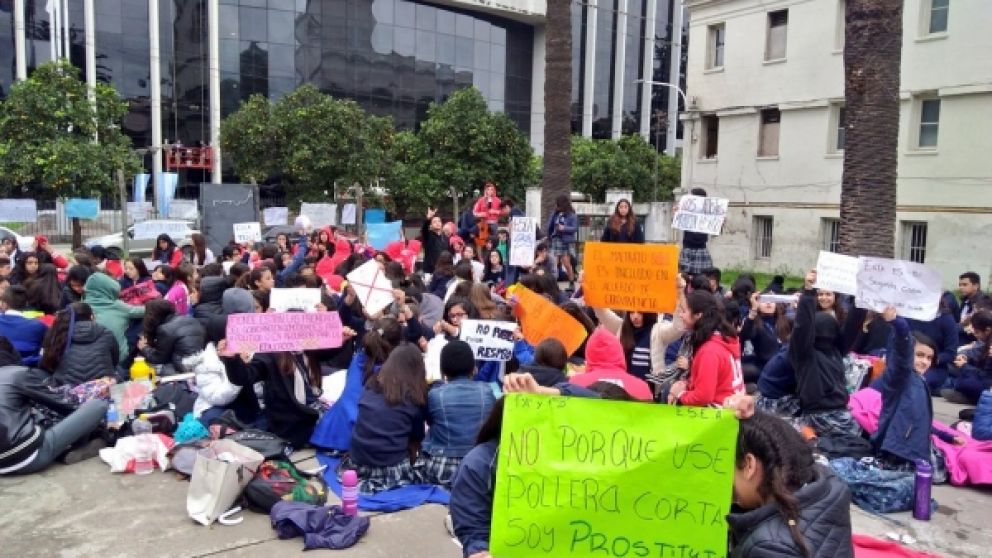 La protesta por el desubicado comentario de la Directora.