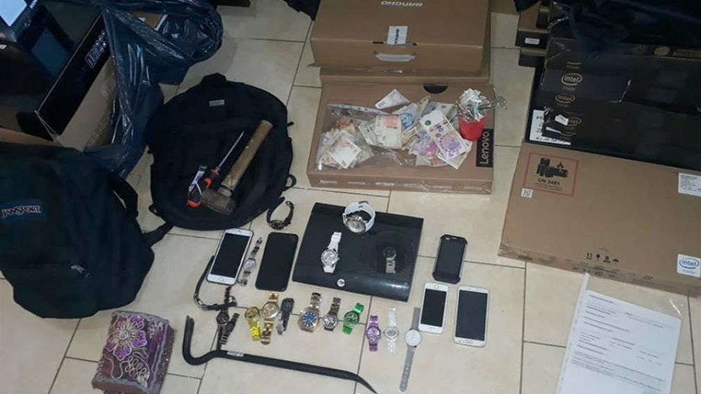 Todas estos objetos le secuestró la policía a los chicos bien.
