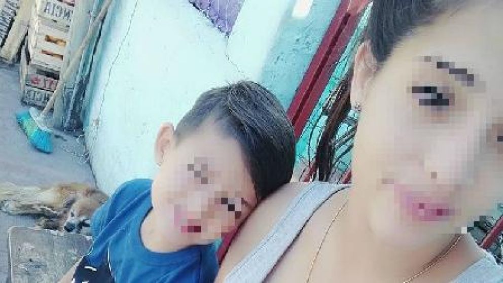 Dejó al pequeño al cuidado de su pareja.