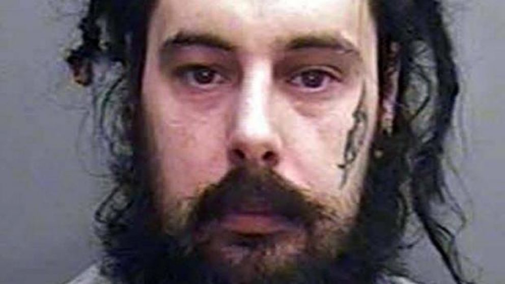 El asesino pasó varios días con el cuerpo al lado.