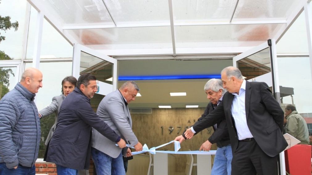 Moyano y Angelici junto a Tapia en la apertura de nuevas oficinas de prensa.