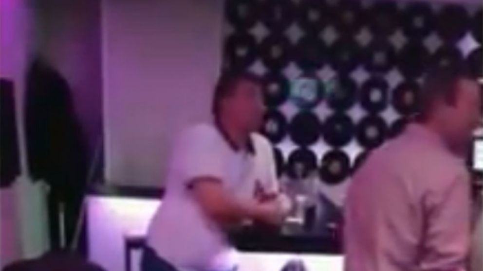 Así se podía ver al hombre sobre la barra. (Captura de video)