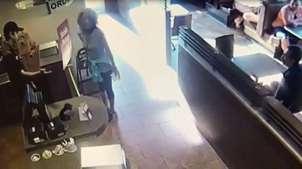 Esta es la escena donde la mujer discute con empleados de un bar y defeca frente a todos. (Captura de video)