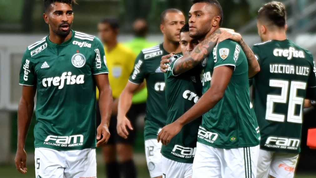 Borja, abrazado por un compañero, no gritó mucho sus goles (AFP).
