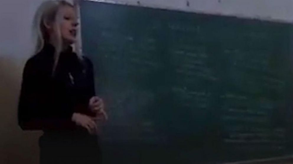 Tras el escándalo, echaron a la profesora nazi